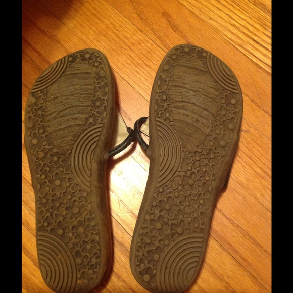 Volatile flip flops - Picture 3 of 3