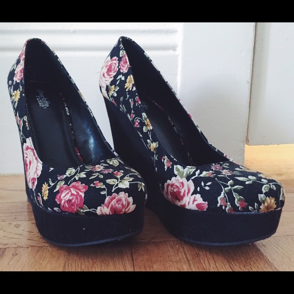 Charlotte Russe floral wedges - Picture 2 of 3
