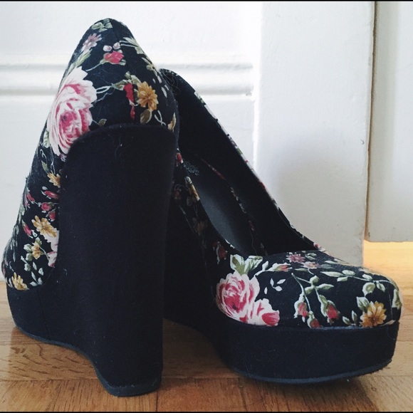 Charlotte Russe floral wedges - Picture 3 of 3