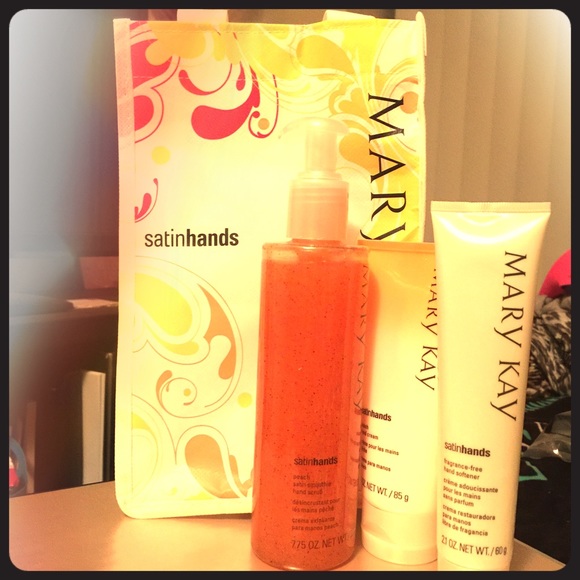 Peach scented satin hands set