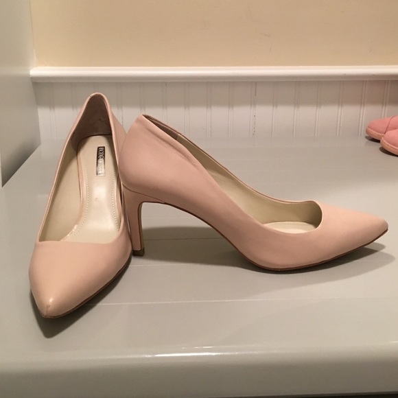 Nude leather pointy pumps