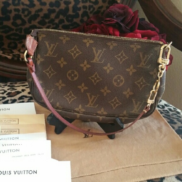 Authentic Louis Vuitton includes keychain 4 length