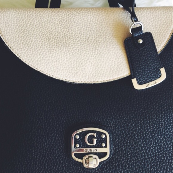 ๐HOST PICK๐ Guess Black and Tan Handbag - Picture 4 of 4