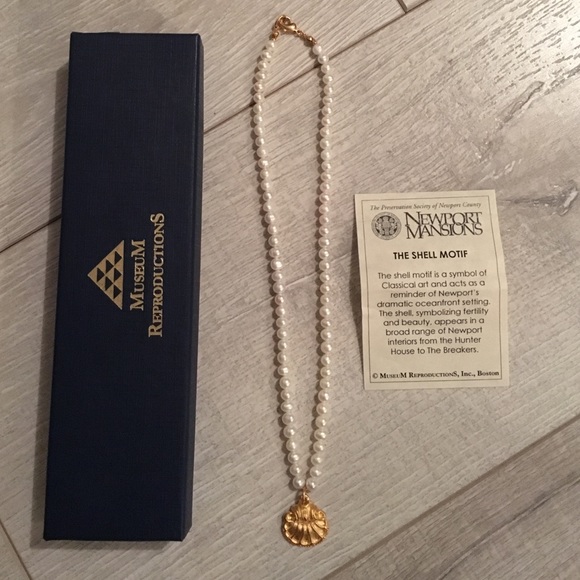 Pearl gold shell necklace.