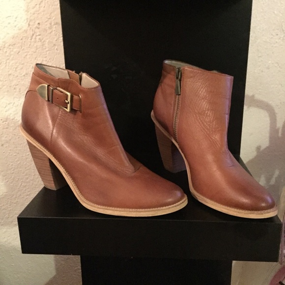 Shoes: hinge