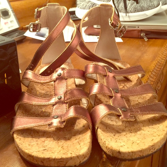 Ugg Sandals 👉🏽 NEW 👈🏽. 👣👣FINAL SALE