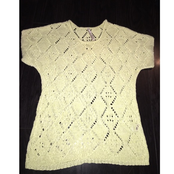 Cute fall yellow/greenish sweater, mid length