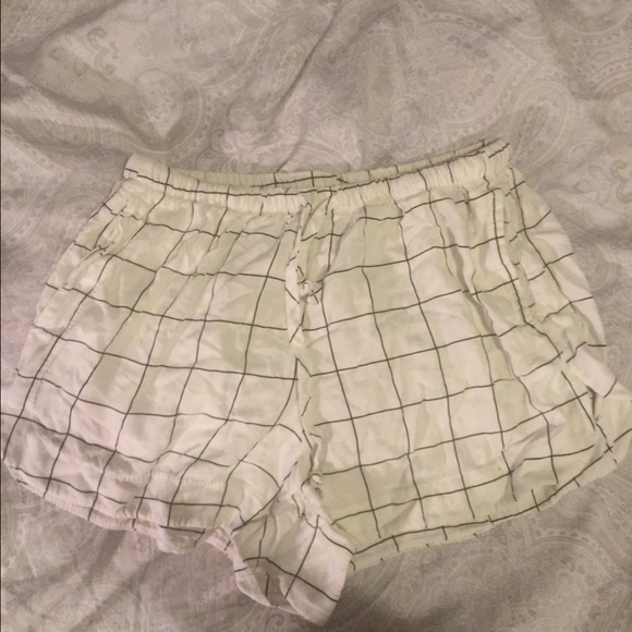 Brandy Melville fabric shorts - Picture 2 of 2