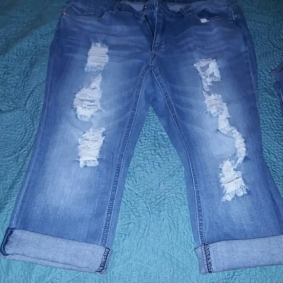 NWOT Forever 21 Distressed Boyfriend Jeans