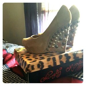 Naughty monkey wedges