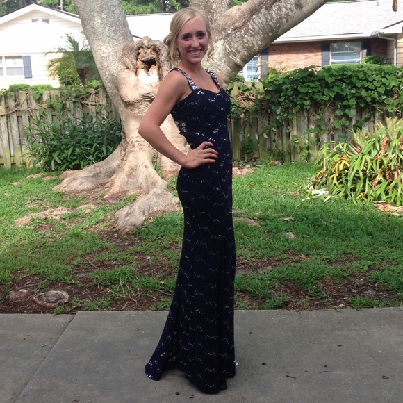 Beautiful navy prom dress - Picture 3 of 3