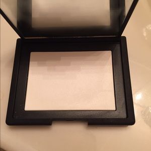 Nar's Light reflecting powder translucent.