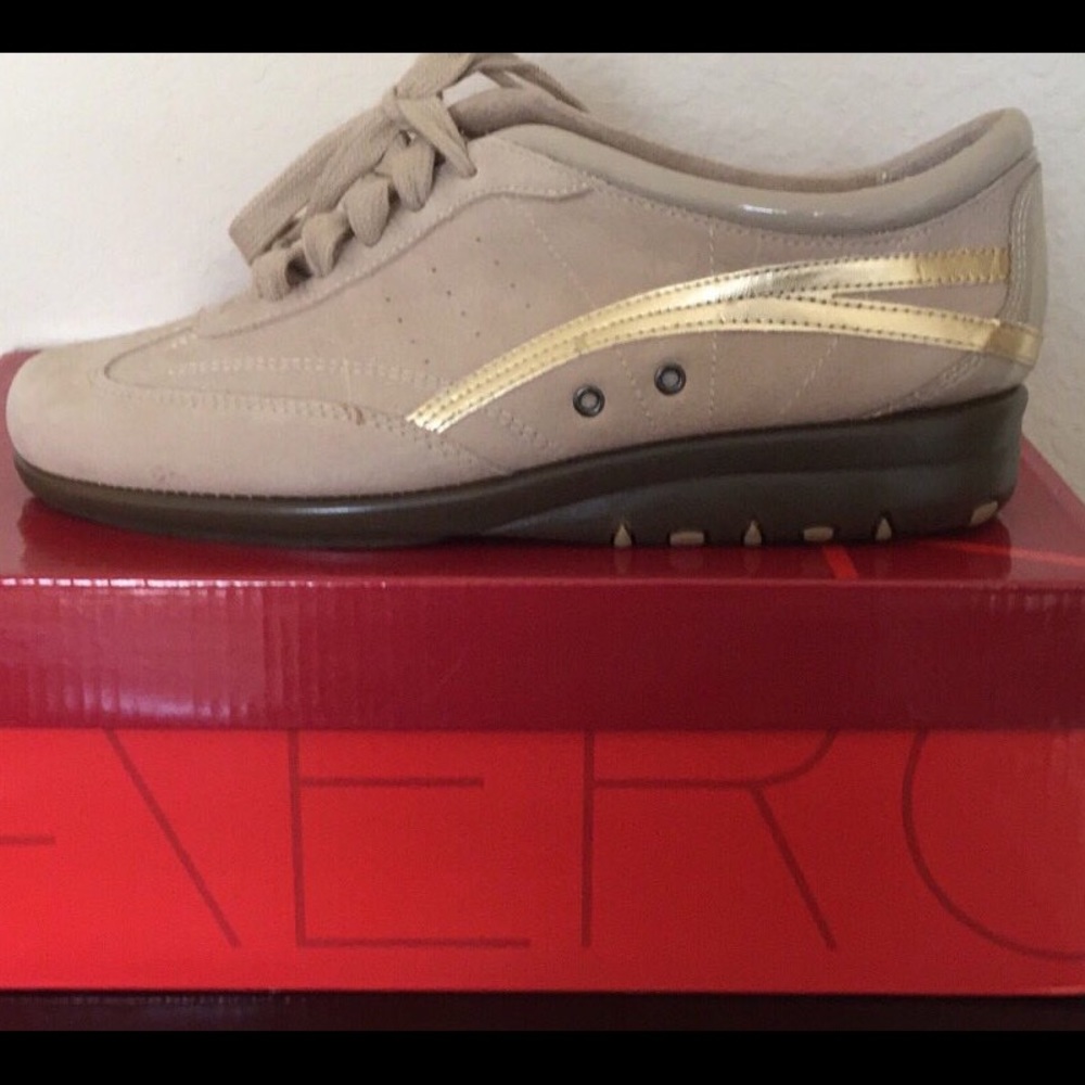 SOLD  —  Aerosols Sneakers 7.5 new with box - Picture 5 of 6