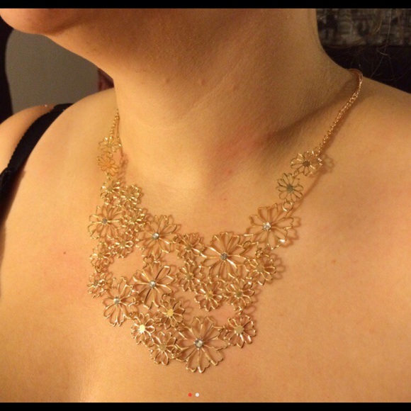 gold hollow flowers necklace - Picture 2 of 4