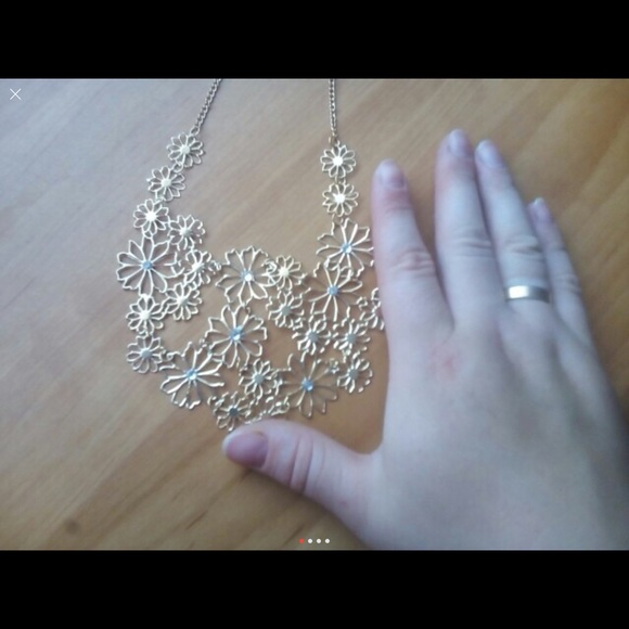 gold hollow flowers necklace - Picture 3 of 4