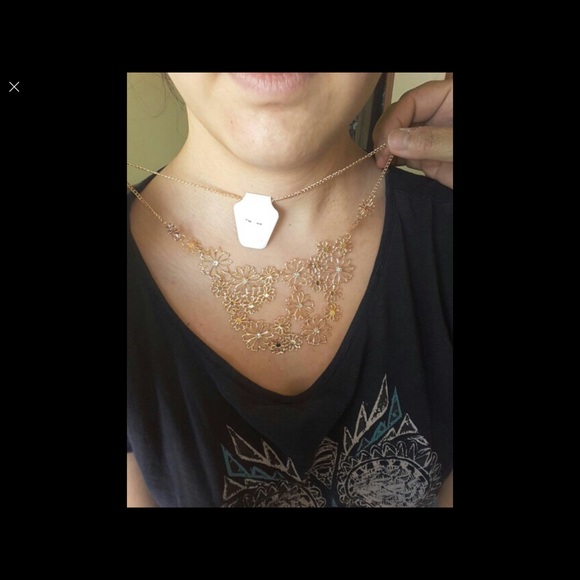 gold hollow flowers necklace - Picture 4 of 4