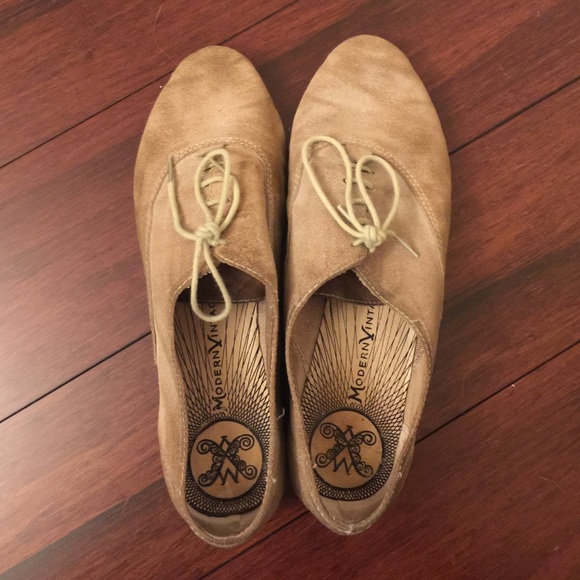 Modern Vintage Oxford flat. Distressed look.