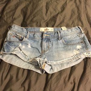 Size 7, w 28. Hollister. Light wash.