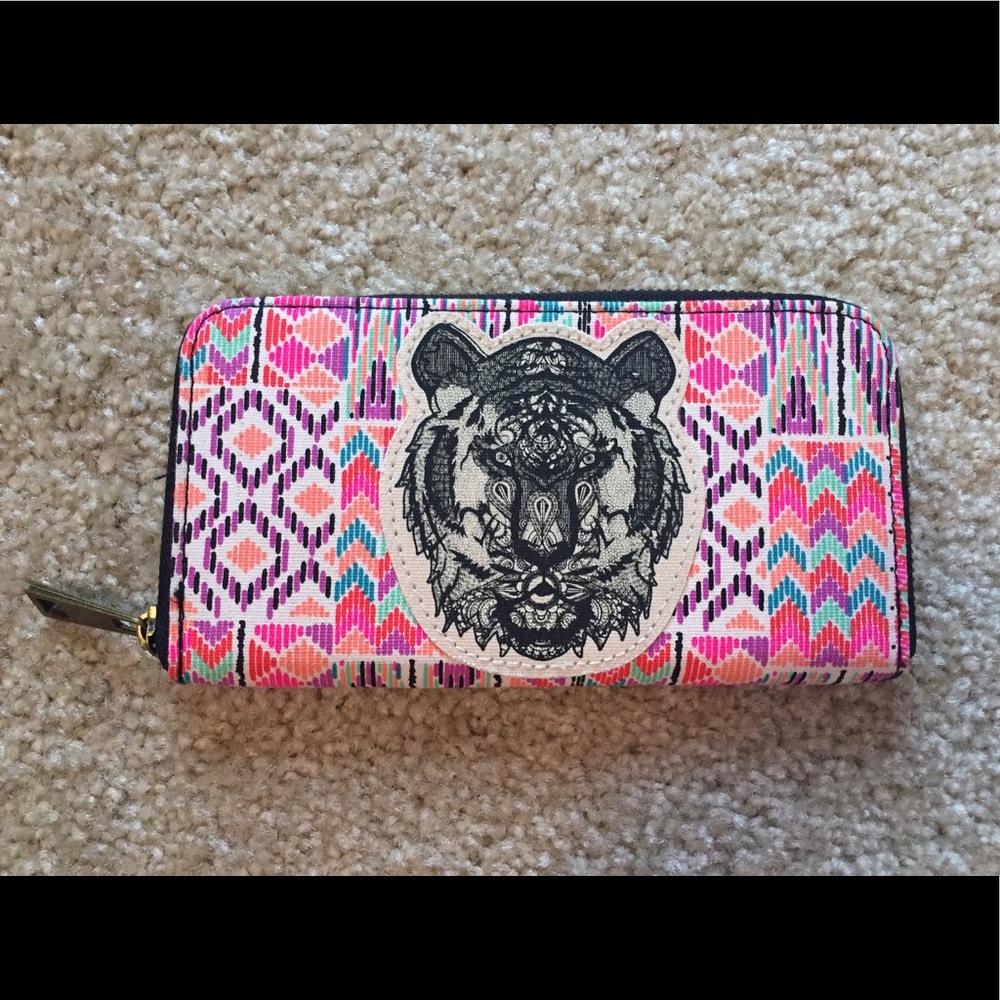 Patterned zip around wallet