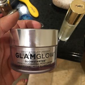 Glam glow moisturizer with light pigments
