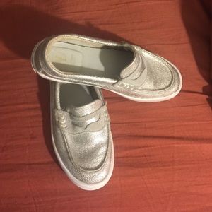 Cole Haan Girls Grand Pincher Silver Shoes Size 2