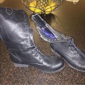 Combat boots