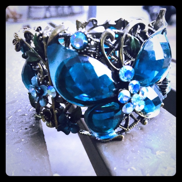BEAUTIFUL JEWELED BUTTERFLY BANGLE