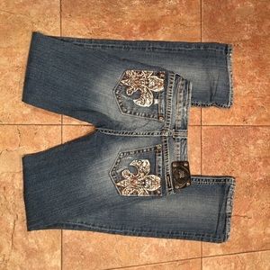 💎💎 Miss Me Fleur de lis on back pocket jeans