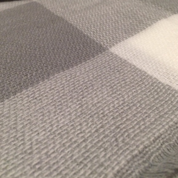 SOLD OUT ✖️ Light Gray Buffalo Check Blanket Scarf - Picture 4 of 4