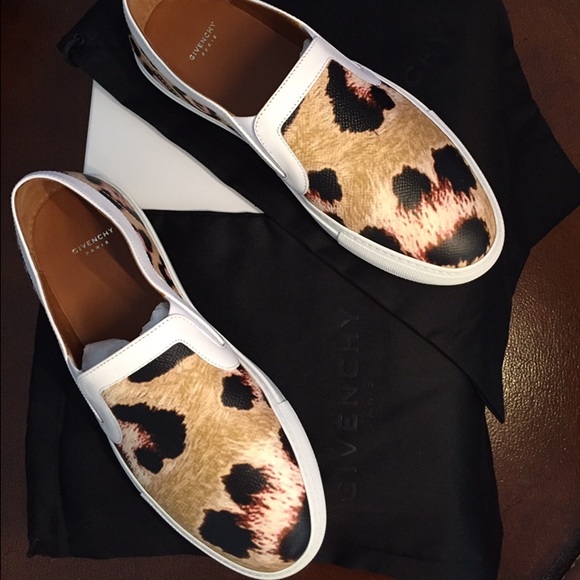 Givenchy - Picture 3 of 3