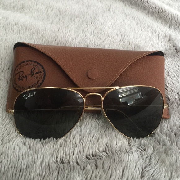 Ray Ban aviators.