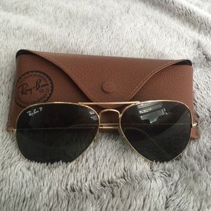 Ray Ban aviators.
