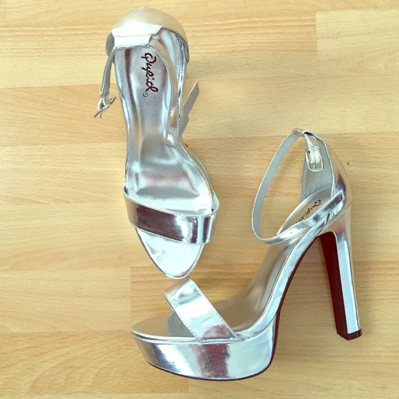 Ankle strap heels !