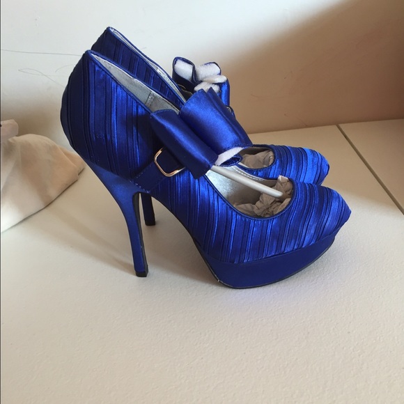Royal blue satin heels with a sexy bow