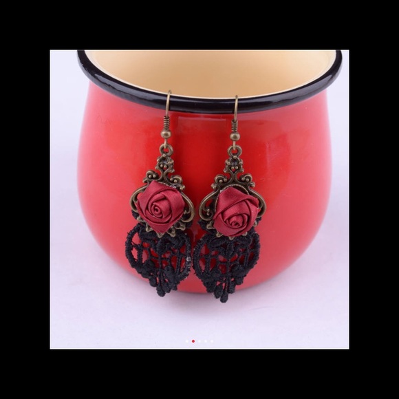 Gothic rose tangle rose lace earrings - Picture 3 of 4