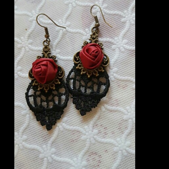 Gothic rose tangle rose lace earrings - Picture 4 of 4