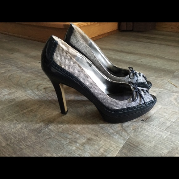 Marc Fisher Navy Pumps
