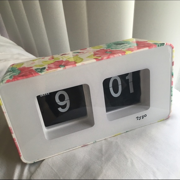 Typo Floral Flip Clock