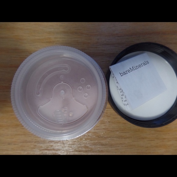 Mineral Veil Finish Powder With SPF 25 - Picture 2 of 2