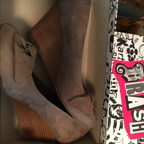 Suede taupe wedges with bow