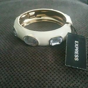 Express retractable bracelet
