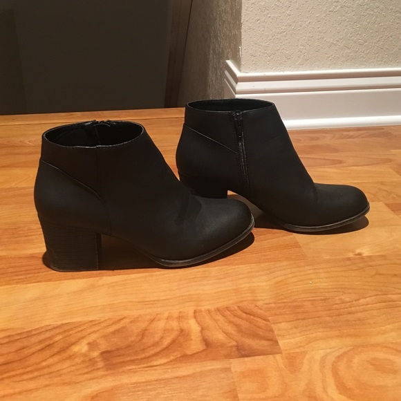 Adorable forever 21 black booties