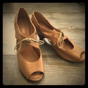 Sweet, vintage-inspired neutral!