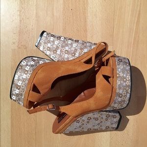 Super adorable brown wedges