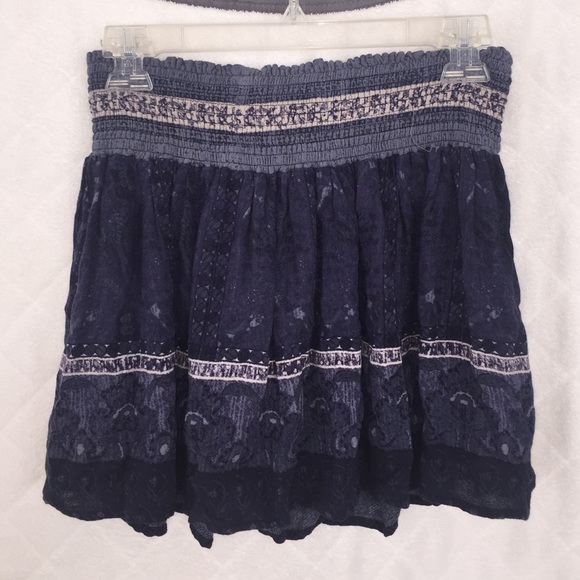 Blue and white patterned mini skirt