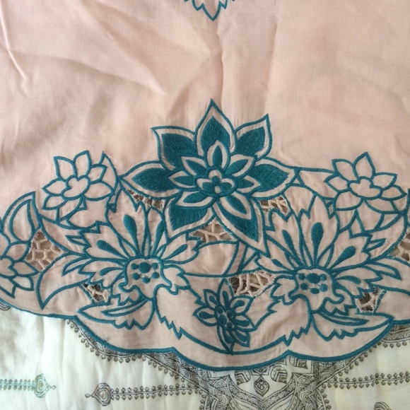Lovely rose with green details boutique top - Picture 3 of 4