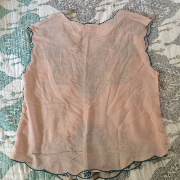 Lovely rose with green details boutique top - Picture 4 of 4