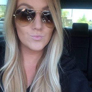 Meet your Posher, Alexis