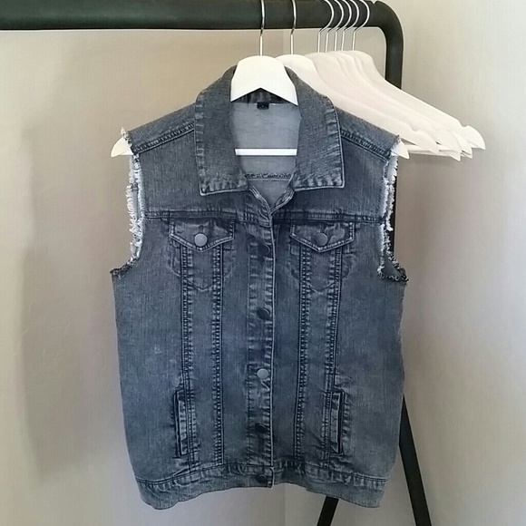 🚫SOLD🚫 Gray Cutoff Sleeve Denim/Jean Vest - Picture 2 of 4
