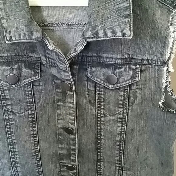 🚫SOLD🚫 Gray Cutoff Sleeve Denim/Jean Vest - Picture 3 of 4